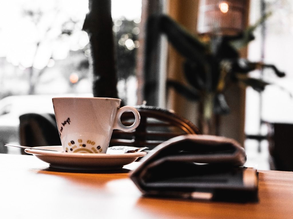 primer plano de taza de café en cafetería acojedora